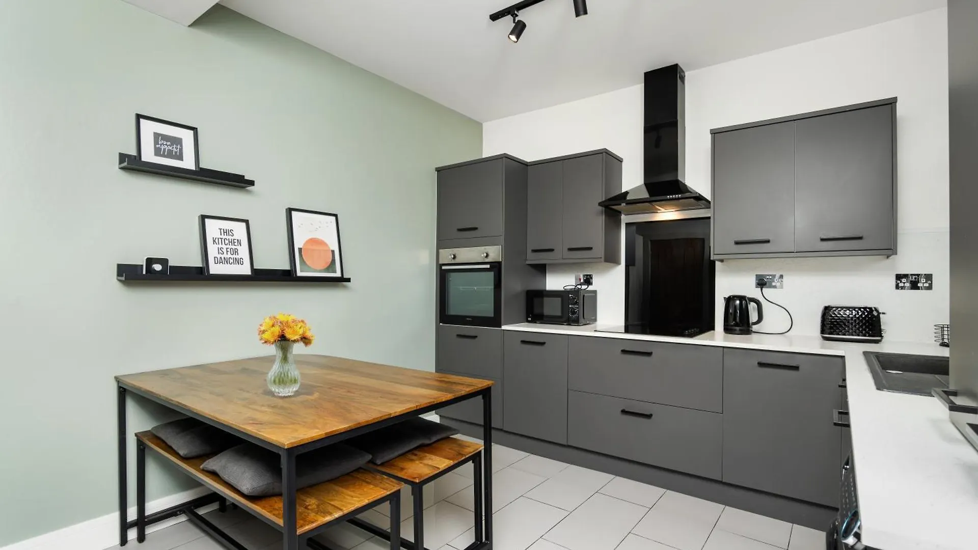 3 Bedroom House-Free Parking Broxburn 0*,