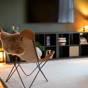 Trendy 2 Bed Flat - Near Airport Apartment